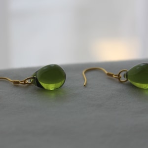 Peridotgrüne Glastropfenohrringe mit vergoldeten über silbernen Ohrdrähten. Minimal Essential Ohrringe. Geschenk Bild 5