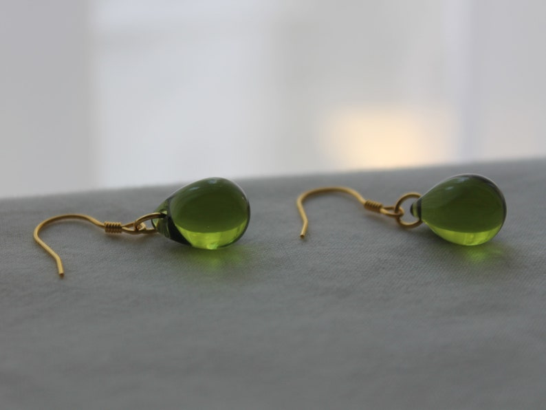 Peridot green Glass teardrop earrings with gold plated over silver ear wires Minimal Essential earrings Gift imagen 5