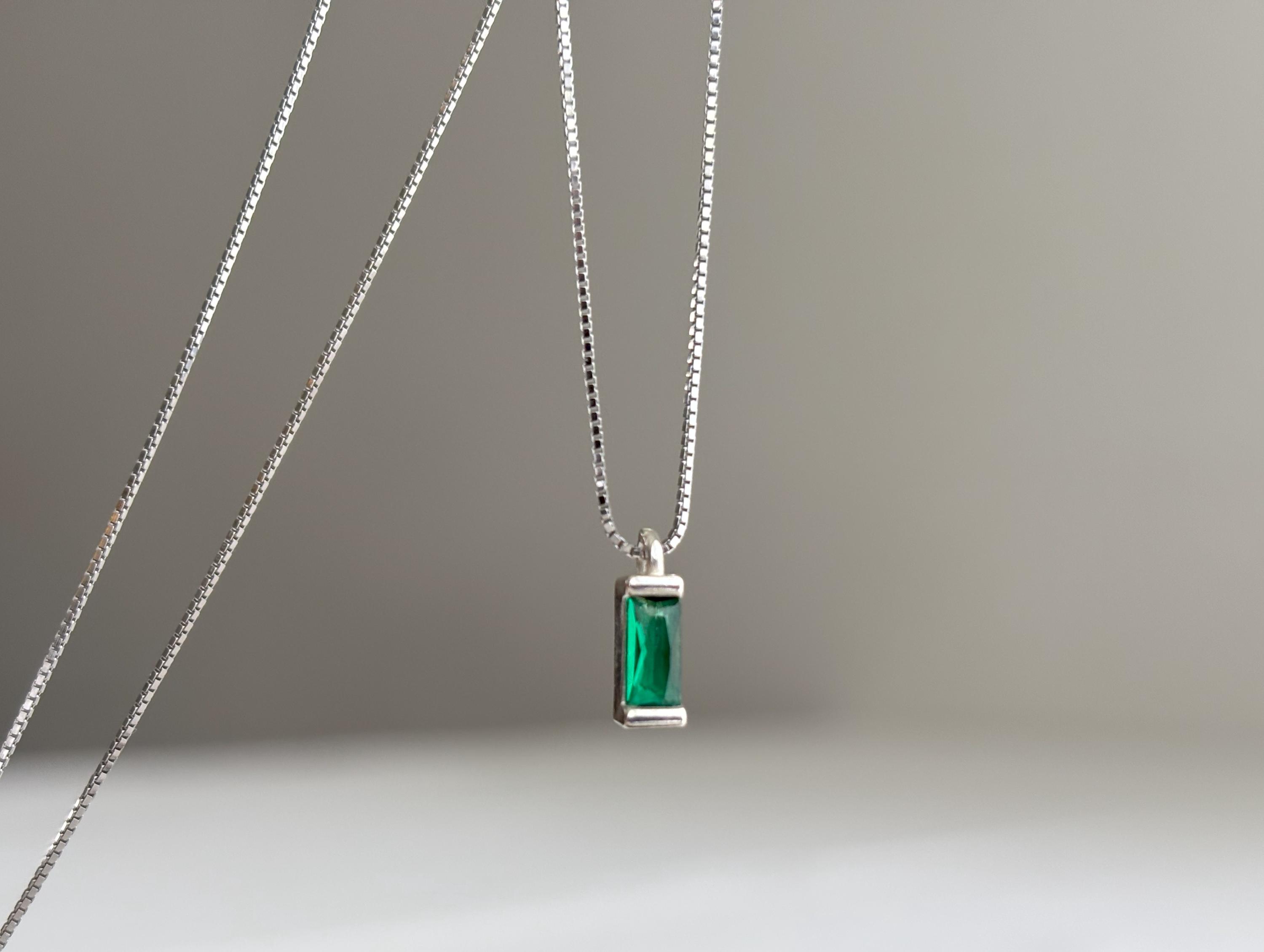 スターリングシルバーの小さな長方形のエメラルドグリーンのペンダント