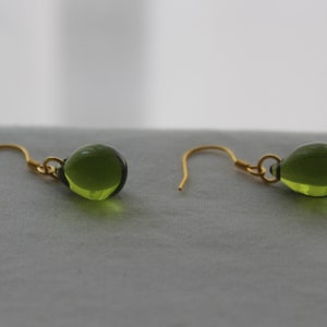 Peridotgrüne Glastropfenohrringe mit vergoldeten über silbernen Ohrdrähten. Minimal Essential Ohrringe. Geschenk Bild 2