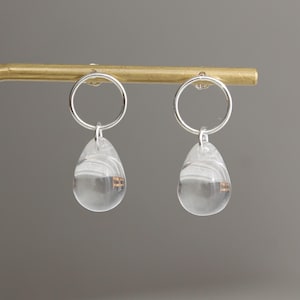 Ohrringe aus Sterlingsilber mit klaren Glastropfen, minimalistische Ohrringe