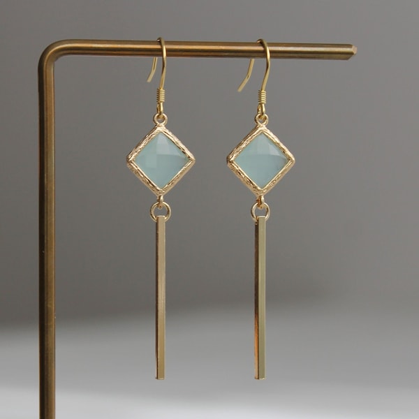 Vergoldete Ohrringe mit mintgrünen Glasperlen