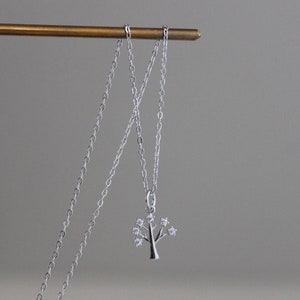 Collana con ciondolo ad albero in argento sterling e zirconi trasparenti. Collana delicata regalo immagine 3