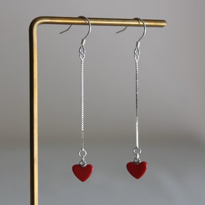 Pendientes colgantes largos con cadena de plata y corazón rojo Pendientes delicados Pendientes de ocasión Regalo imagen 3