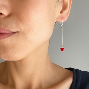 Pendientes colgantes largos con cadena de plata y corazón rojo Pendientes delicados Pendientes de ocasión Regalo imagen 2