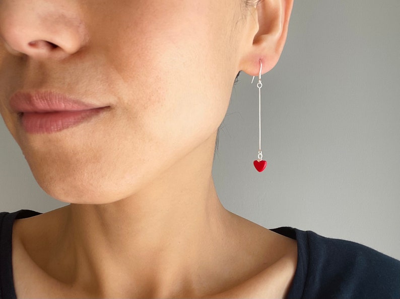 Pendientes colgantes largos con cadena de plata y corazón rojo Pendientes delicados Pendientes de ocasión Regalo imagen 2