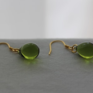 Peridotgrüne Glastropfenohrringe mit vergoldeten über silbernen Ohrdrähten. Minimal Essential Ohrringe. Geschenk Bild 8