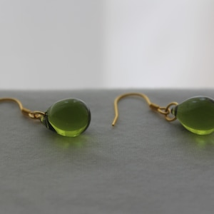 Boucles d'oreilles en forme de larme en verre vert péridot avec boucles d'oreilles en plaqué or sur argent Boucles d'oreilles Minimal Essential Cadeau image 8