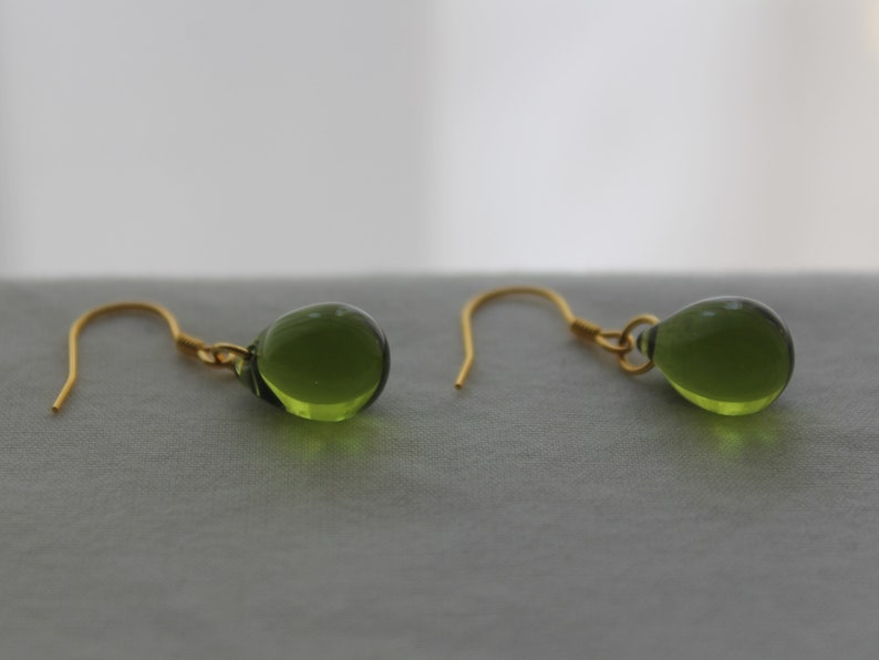 Peridotgrüne Glastropfenohrringe mit vergoldeten über silbernen Ohrdrähten. Minimal Essential Ohrringe. Geschenk Bild 8