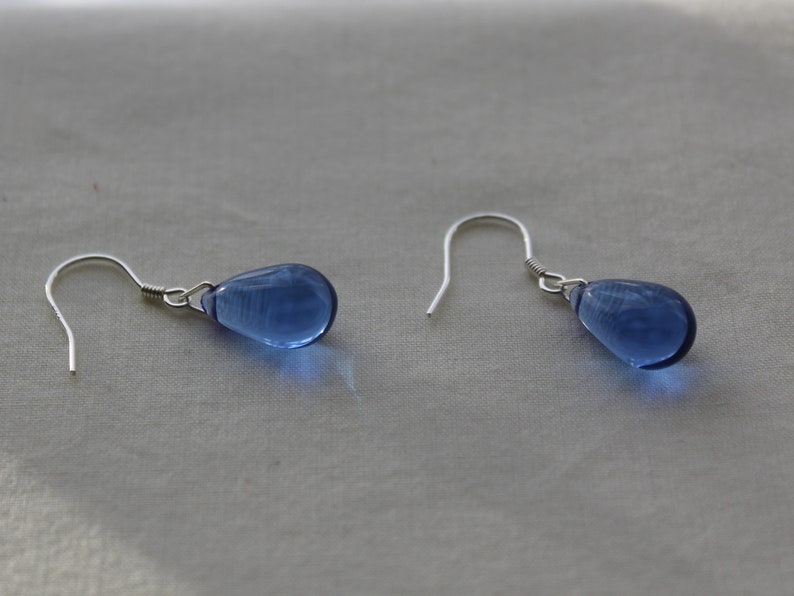 Boucles d'oreilles goutte d'eau en verre bleu saphir, argent sterling Boucles d'oreilles minimalistes Cadeau image 5