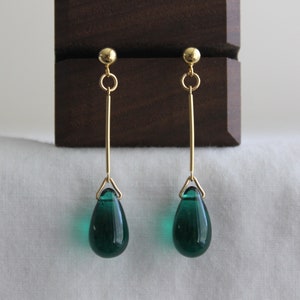 Barre plaquée or avec boucles d'oreilles en forme de larme vert émeraude Boucles d'oreilles élégantes Boucles d'oreilles classiques indispensables Cadeau