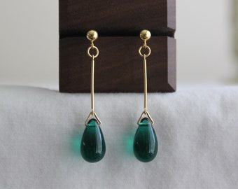 Barra bañada en oro con pendientes lágrima verde esmeralda Pendientes elegantes Pendientes imprescindibles clásicos Regalo