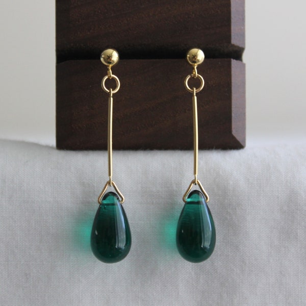 Barra bañada en oro con pendientes lágrima verde esmeralda Pendientes elegantes Pendientes imprescindibles clásicos Regalo