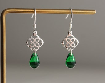 Pendentif celtique en métal argenté et boucles d'oreilles en forme de larme en verre vert émeraude