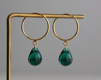 Créoles en plaqué or sur argent Boucles d'oreilles en forme de larme vert émeraude Boucles d'oreilles classiques minimales Cadeau