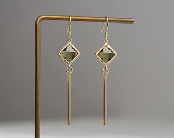 Boucles d'oreilles barre plaquée or avec perles de verre vert péridot Boucles d'oreilles géométriques Cadeau