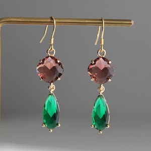 Boucles d&#39;oreilles en perles de verre colorées violet prune et vert émeraude Boucles d&#39;oreilles de fête Boucles d&#39;oreilles de mariage Cadeau pour elle