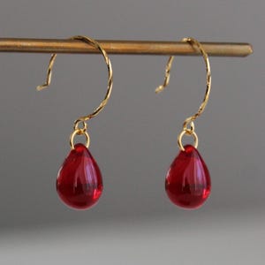 Boucles d'oreilles rouges en forme de larme avec des fils d'oreilles surdimensionnés en argent plaqué or