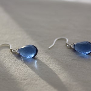 Boucles d'oreilles goutte d'eau en verre bleu saphir, argent sterling Boucles d'oreilles minimalistes Cadeau image 2