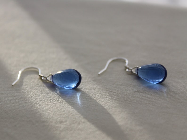 Boucles d'oreilles goutte d'eau en verre bleu saphir, argent sterling Boucles d'oreilles minimalistes Cadeau image 2