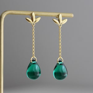 Boucles d'oreilles en plaqué or sur feuille d'argent avec chaîne et larmes en verre vert émeraude Boucles d'oreilles de mariage Cadeau