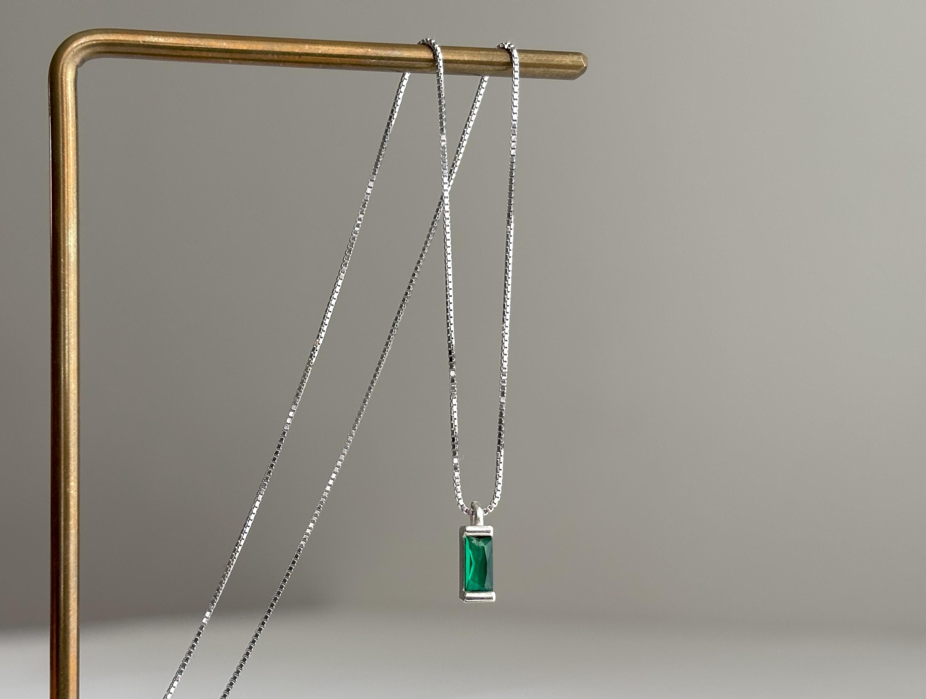 スターリングシルバーの小さな長方形のエメラルドグリーンのペンダント