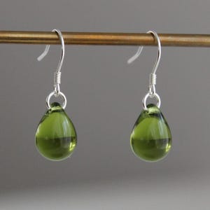 Orecchini a goccia in vetro verde peridoto: fili per orecchini in argento sterling