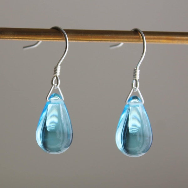 Boucles d'oreilles goutte en verre bleu aigue-marine Boucles d'oreilles minimalistes de tous les jours Boucles d'oreilles classiques indispensables Cadeau
