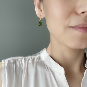 Peridotgrüne Glastropfenohrringe mit vergoldeten über silbernen Ohrdrähten. Minimal Essential Ohrringe. Geschenk Bild 3