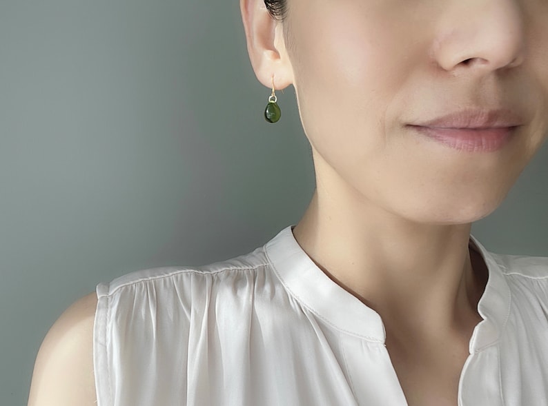 Peridotgrüne Glastropfenohrringe mit vergoldeten über silbernen Ohrdrähten. Minimal Essential Ohrringe. Geschenk Bild 9
