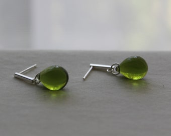 Boucles d'oreilles en forme de larme en verre vert péridot avec barrettes en argent sterling Boucles d'oreilles minimalistes vert olive