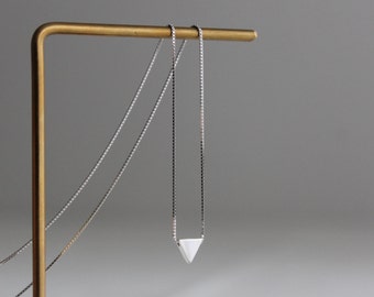 Collar de plata de ley con pequeño colgante de triángulo Collar geométrico minimalista
