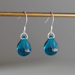 Sterlingzilveren groenblauwe glazen druppeloorbellen Minimale oorbellen