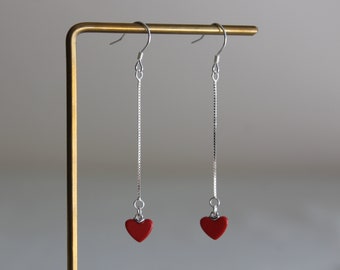 Boucles d'oreilles longues pendantes avec chaîne en argent et coeur rouge Boucles d'oreilles délicates Boucles d'oreilles pour une occasion Cadeau