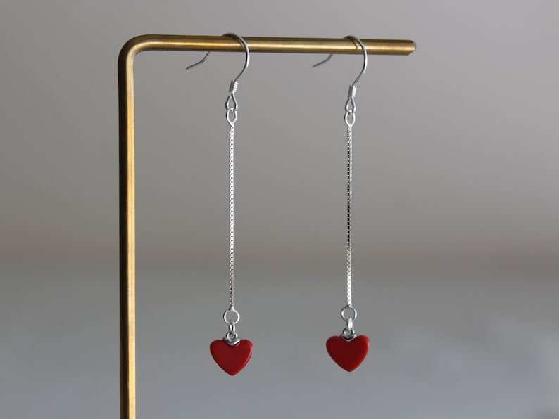 Pendientes colgantes largos con cadena de plata y corazón rojo Pendientes delicados Pendientes de ocasión Regalo imagen 1