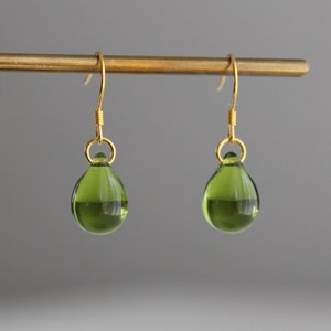 Peridotgrüne Glastropfenohrringe mit vergoldeten über silbernen Ohrdrähten. Minimal Essential Ohrringe. Geschenk Bild 7