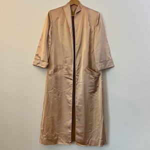 Peignoir en satin des années 50 | Taille moyenne, taille moyenne, ouverte sur le devant pour femme, pêche/citron vert