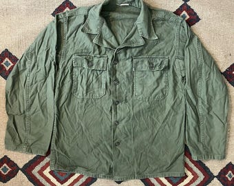 1960s US Army Vietnam OG-107 Cotton Sateen Utility Work Shirt | Vintage Mens Medium Olive OD Button Up