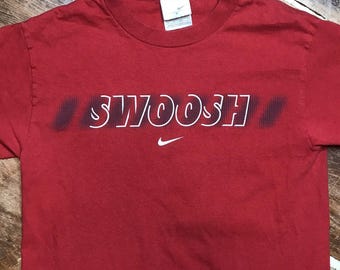 Camiseta Nike Center Swoosh Y2K para hombre, talla pequeña, principios de los 2000, roja, de algodón, con cuello redondo