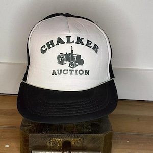 Boné de caminhoneiro com fecho de pressão Chalker Farm Tractor Auction SnapBack dos anos 80 | Boné de malha vintage para adulto