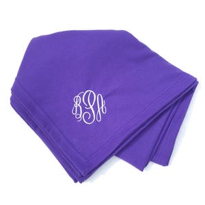 Monogrammerad tröjfilt – Personlig broderad filt med baklucka