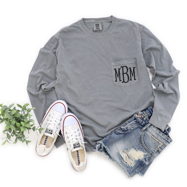 Monogramm Langarm-T-Shirt-Taschen-T-Shirt - Komfort-Farben-Taschen-T-Shirt - Personalisiertes Taschen-T-Shirt - Ringgesponnene Tasche Komfort-Farben-Monogramm-T-Stück