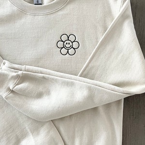 Sudadera con cara sonriente y flores - Cuello redondo bordado - Sudadera con monograma - Sudadera con flores