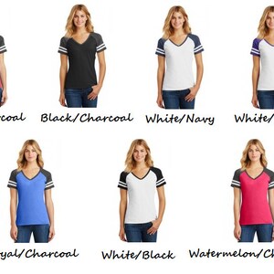 Puede incluir: Seis combinaciones de colores diferentes de una camiseta de cuello en V para mujer con mangas de color contrastante. Las camisetas se muestran en modelos que llevan vaqueros. Las combinaciones de colores son: rojo/carb&oacute;n, negro/carb&oacute;n, blanco/azul marino, blanco/morado, azul real/carb&oacute;n, blanco/negro y sand&iacute;a/carb&oacute;n.
