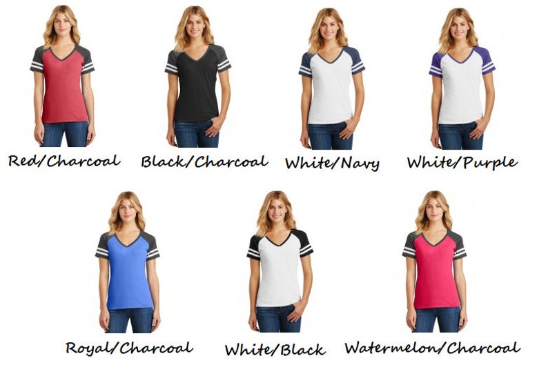 Puede incluir: Seis combinaciones de colores diferentes de una camiseta de cuello en V para mujer con mangas de color contrastante. Las camisetas se muestran en modelos que llevan vaqueros. Las combinaciones de colores son: rojo/carb&oacute;n, negro/carb&oacute;n, blanco/azul marino, blanco/morado, azul real/carb&oacute;n, blanco/negro y sand&iacute;a/carb&oacute;n.