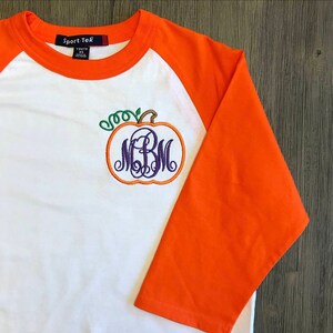 Jugend monogrammiertes Kürbis Baseball T-Shirt- Halloween Personalisiertes Shirt- Jugendherbst Monogramm Raglan
