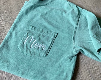 Comfort Colors Mom Tee - Gestickte Tasche, personalisiertes T-Shirt