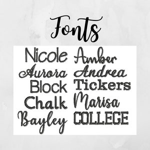 K&ouml;nnte beinhalten: Ein wei&szlig;er Hintergrund mit dem Wort "Fonts" oben. Darunter befinden sich acht verschiedene Schriftarten, jede mit einem anderen Namen: Nicole, Amber, Aurora, Andrea, Block, Tickers, Chalk, Marisa, Bayley und COLLEGE.