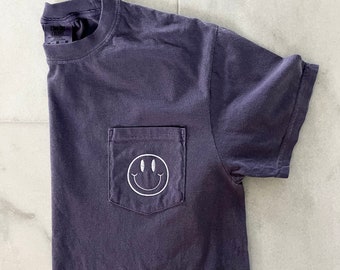 Smile Tee- Comfort Colors Smiley Face Monogram Pocket Tee- Personalisiertes Pocket T-Shirt- Ring Spun Pocket Comfort Colors Monogram Tee