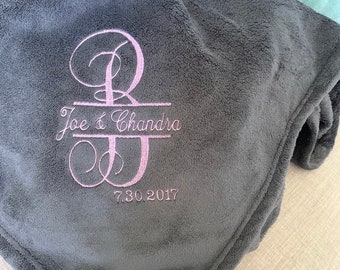 Coperta in peluche con monogramma ricamato – Coperta personalizzata per matrimonio